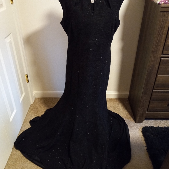 Gown - Picture 4 of 6